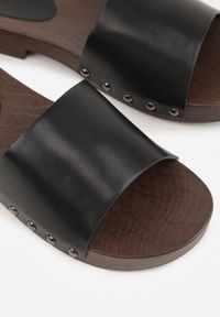 Renee - Czarne Klapki Ozdobione po Bokach Nitami Neameronei. Kolor: czarny. Materiał: skóra, jeans. Wzór: aplikacja #2