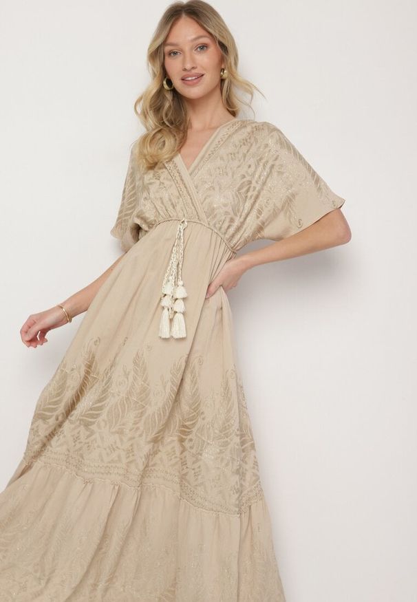 Born2be - Beżowa Kopertowa Sukienka z Wiskozy Ozdobiona Frędzlami Redare. Okazja: na co dzień. Typ kołnierza: dekolt w serek. Kolor: beżowy. Materiał: wiskoza. Wzór: aplikacja. Typ sukienki: kopertowe. Styl: boho, klasyczny, casual