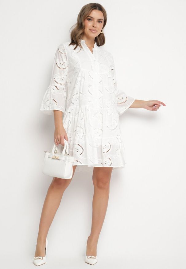 Born2be - Biała Rozkloszowana Sukienka Boho z Haftowanej Tkaniny z Bawełny Loraviel. Okazja: na co dzień, na spacer, na imprezę. Typ kołnierza: dekolt w kształcie V. Kolor: biały. Materiał: bawełna, tkanina. Wzór: haft. Styl: boho