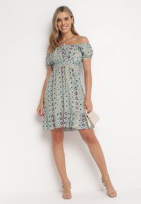 Born2be - Zielona Wiskozowa Mini Sukienka z Hiszpańskim Dekoltem Krala. Kolor: zielony. Materiał: wiskoza. Wzór: aplikacja. Długość: mini #5