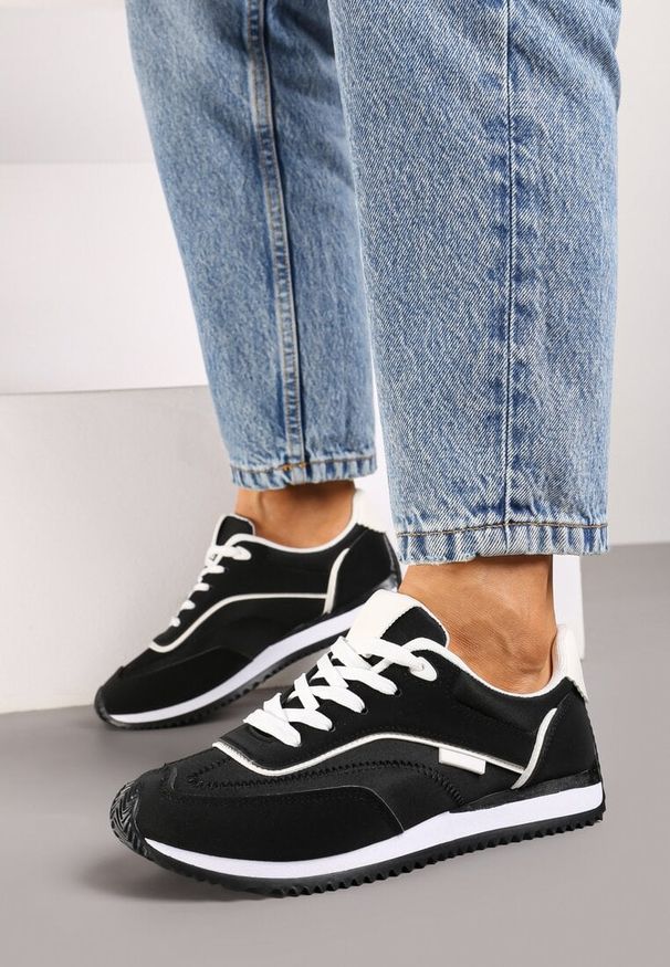 Born2be - Czarne Płaskie Sneakersy z Metalicznymi Wstawkami Rosmora. Nosek buta: okrągły. Zapięcie: sznurówki. Kolor: czarny. Materiał: materiał. Obcas: na obcasie. Wysokość obcasa: niski