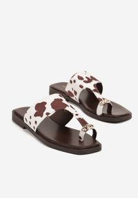 Renee - Brązowo-Białe Klapki Vices Japonki z Metaliczną Ozdobą Arhelia. Okazja: na plażę. Kolor: brązowy. Wzór: aplikacja. Sezon: lato. Styl: elegancki