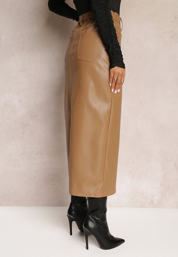 Renee - Beżowa Ołówkowa Spódnica Maxi z Ekoskóry Evell. Okazja: na co dzień. Stan: podwyższony. Kolor: beżowy. Wzór: aplikacja. Styl: elegancki, casual