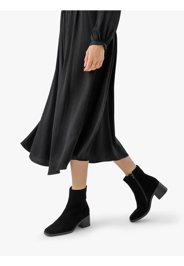 Ryłko - Czarne klasyczne botki ze skóry welurowej. Okazja: na co dzień. Zapięcie: zamek. Kolor: czarny. Materiał: skóra, welur. Szerokość cholewki: normalna. Obcas: na obcasie. Styl: klasyczny. Wysokość obcasa: średni