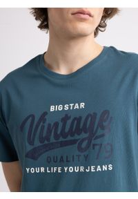 Big-Star - Koszulka męska z nadrukiem na piersi zielona Gralis 304. Okazja: na co dzień. Kolor: zielony. Materiał: bawełna, jeans. Wzór: nadruk. Styl: casual, vintage, klasyczny, elegancki, retro