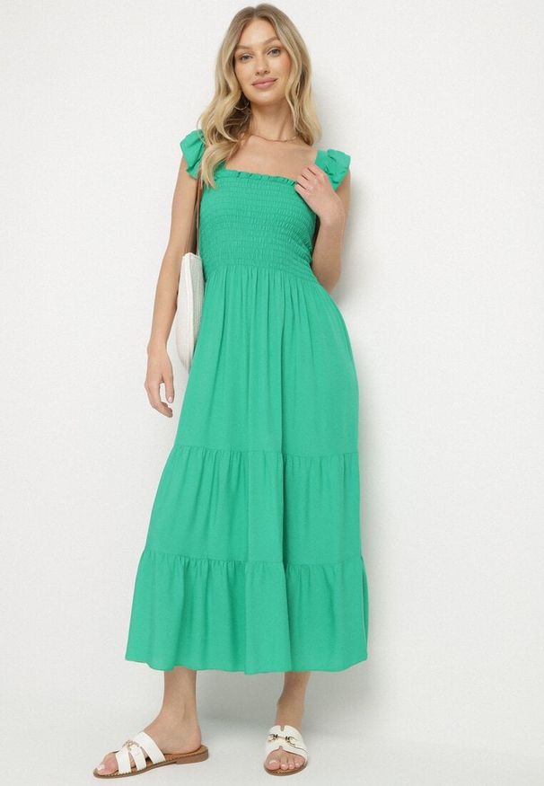 Born2be - Zielona Rozkloszowana Bawełniana Sukienka na Ramiączkach z Gumkami i Falbanką Mevesta. Okazja: na spacer. Typ kołnierza: dekolt kwadratowy, kołnierz z falbankami. Kolor: zielony. Materiał: bawełna. Długość rękawa: na ramiączkach