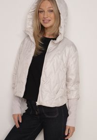 Born2be - Jasnoszara Kurtka z Kapturem Pikowana z Materiałowymi Wykończeniami Sofie. Okazja: na co dzień. Typ kołnierza: kaptur. Kolor: szary. Materiał: materiał. Styl: casual #3