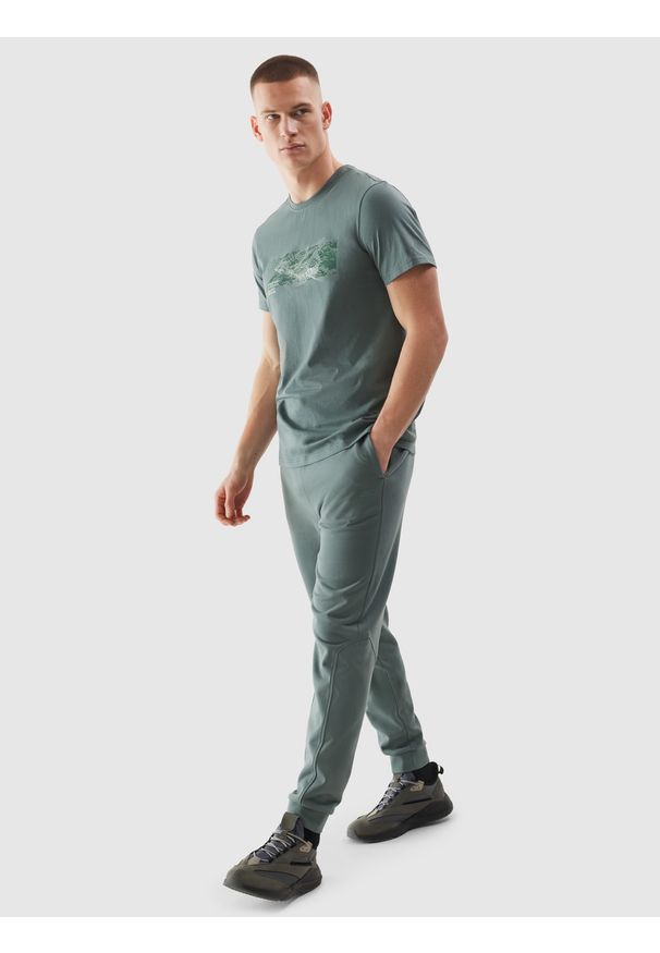 4f - Spodnie dresowe joggery męskie - khaki. Kolor: brązowy, wielokolorowy, oliwkowy. Materiał: dresówka. Wzór: gładki, ze splotem