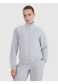 4f - 4F Bluza treningowa regular szybkoschnąca damska - szara L. Typ kołnierza: bez kaptura, kołnierzyk stójkowy. Kolor: szary. Materiał: dzianina, włókno, syntetyk, materiał, tkanina. Długość rękawa: raglanowy rękaw. Wzór: gładki, ze splotem. Styl: klasyczny, sportowy. Sport: fitness