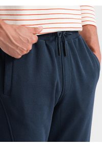Ombre Clothing - Bawełniane męskie spodnie dresowe joggery BASIC – granatowe V1 OM-PABS-0174 - XXL. Okazja: na co dzień. Kolor: niebieski. Materiał: bawełna, dresówka. Wzór: aplikacja. Styl: sportowy, elegancki, casual #7