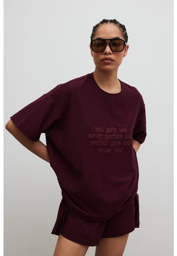 Marsala - T-shirt typu oversize z HAFTEM w kolorze BURGUNDY - VERITE. Materiał: bawełna, dzianina, elastan. Wzór: haft. Styl: klasyczny, elegancki