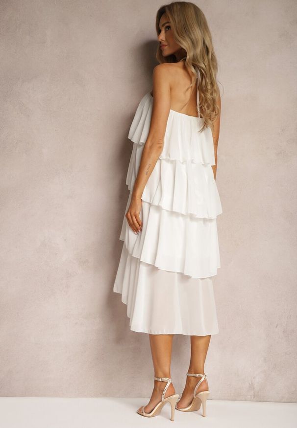 Renee - Biała Sukienka z Kwiatową Broszką Wykończona Falbanami i Wiązaniem na Szyi Tinashell. Okazja: na co dzień. Kolor: biały. Wzór: kwiaty. Typ sukienki: proste. Styl: casual, klasyczny