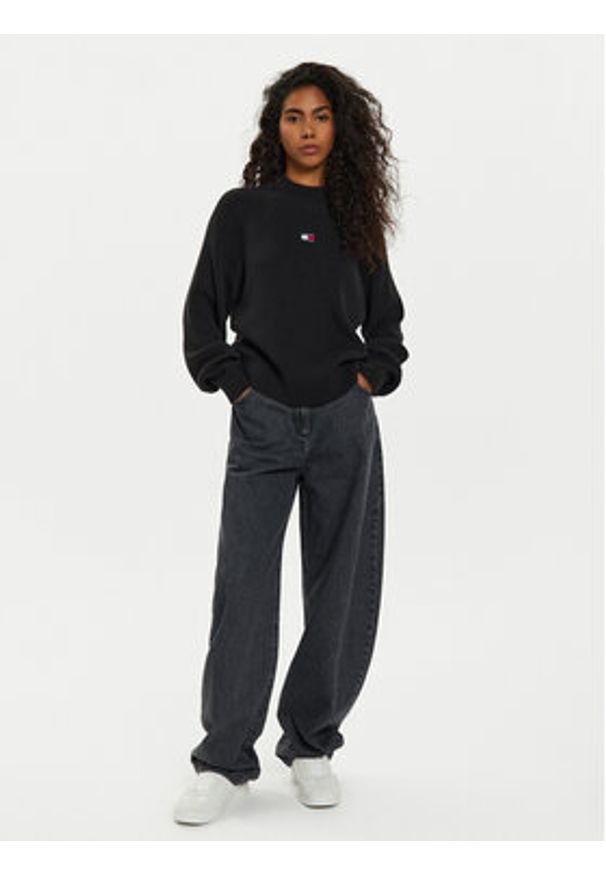 Tommy Jeans Golf Tjw Badge DW0DW19912 Czarny Regular Fit. Typ kołnierza: golf. Kolor: czarny. Materiał: bawełna