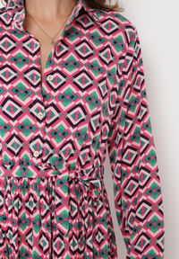 Born2be - Fuksjowa Rozkloszowana Sukienka Koszulowa w Geometryczny Print Larissam. Kolor: różowy. Materiał: materiał. Wzór: nadruk, geometria. Typ sukienki: koszulowe. Długość: maxi #4