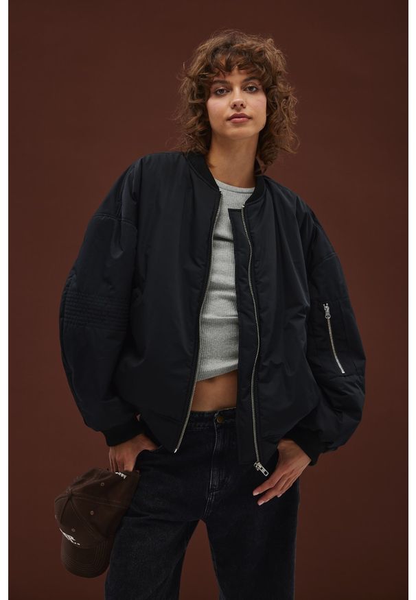Marsala - Kurtka bomberka z HAFTEM w kolorze TOTALLY BLACK - LOFT-M/L. Materiał: tkanina, poliester, materiał, bawełna, jeans, elastan. Wzór: haft. Sezon: zima, jesień
