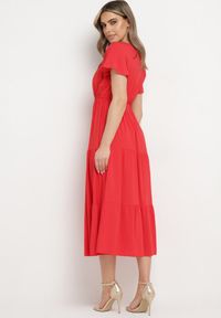 Born2be - Czerwona Sukienka z Wiskozy o Rozkloszowanym Kroju Folky. Okazja: na co dzień. Typ kołnierza: dekolt w kształcie V. Kolor: czerwony. Materiał: wiskoza. Styl: casual, elegancki #6