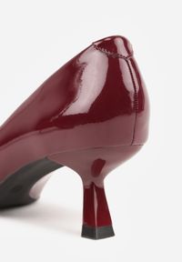 Born2be - Bordowe Lakierowane Czółenka na Szpilce Typu Kaczuszka z Aplikacją Trójkąta Tromella. Okazja: na spotkanie biznesowe, do pracy. Kolor: czerwony. Materiał: lakier. Wzór: aplikacja. Obcas: na szpilce. Styl: biznesowy, elegancki, wizytowy #4