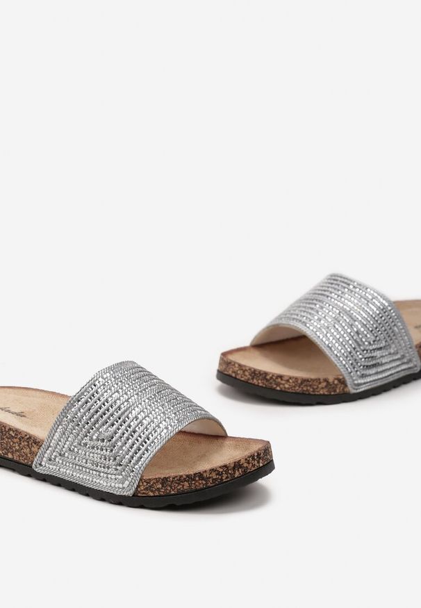 Born2be - Srebrne Klapki na Korkowej Podeszwie z Szerokim Paskiem z Kryształkami Yorkla. Kolor: srebrny
