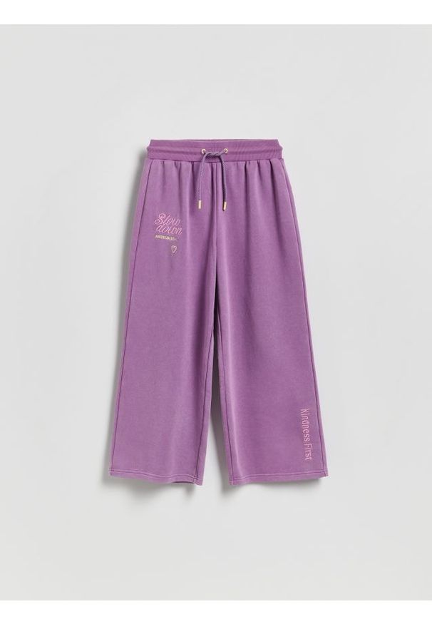 Reserved - Szerokie spodnie dresowe - ciemnofioletowy. Kolor: fioletowy. Materiał: dresówka