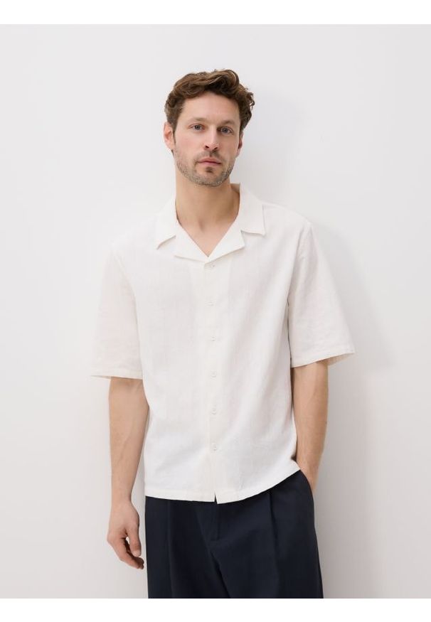 Reserved - Bawełniana koszula oversize - biały. Kolor: biały. Materiał: bawełna