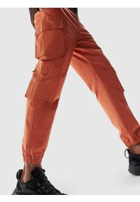 4f - Spodnie casual cargo męskie - pomarańczowe. Okazja: na co dzień. Kolor: pomarańczowy. Materiał: tkanina, syntetyk, materiał, bawełna. Styl: casual