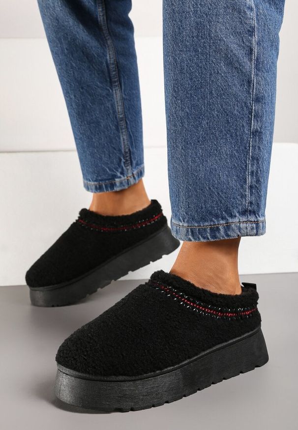 Born2be - Czarne Śniegowce na Grubej Podeszwie z Niską Cholewką i Haftem Zinnirella. Okazja: na spacer. Wysokość cholewki: przed kostkę. Kolor: czarny. Materiał: wełna. Szerokość cholewki: normalna. Wzór: haft. Sezon: zima