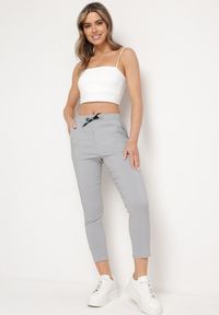 Born2be - Jasnoszare Spodnie z Nogawkami 7/8 Wiązane w Pasie z Kieszeniami Allemia. Okazja: na spotkanie biznesowe, na co dzień. Kolor: szary. Styl: klasyczny, biznesowy, casual