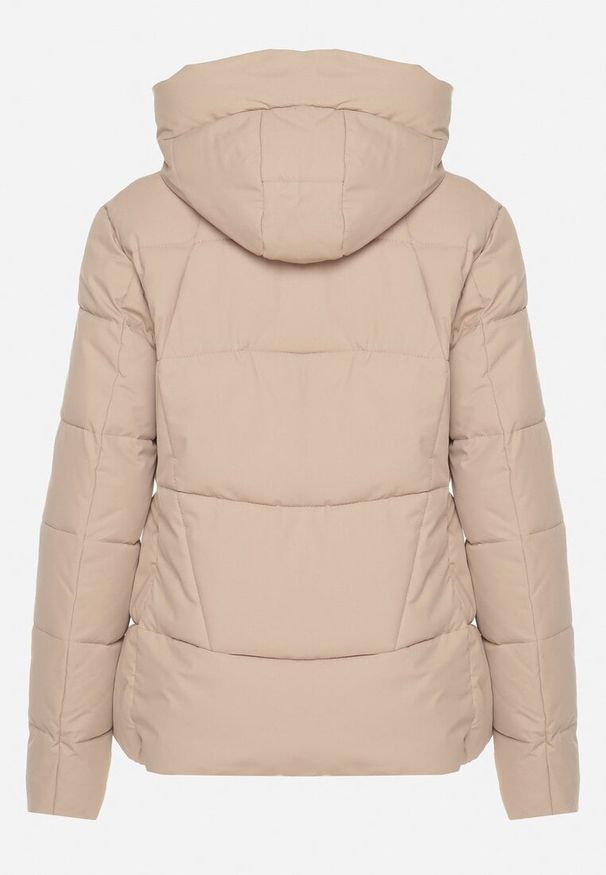 Born2be - Beżowa Przejściowa Kurtka Pikowana z Kapturem i Naszywką Sagiala. Okazja: na co dzień. Typ kołnierza: kaptur. Kolor: beżowy. Materiał: jeans. Długość rękawa: długi rękaw. Długość: długie. Wzór: aplikacja. Styl: elegancki, casual