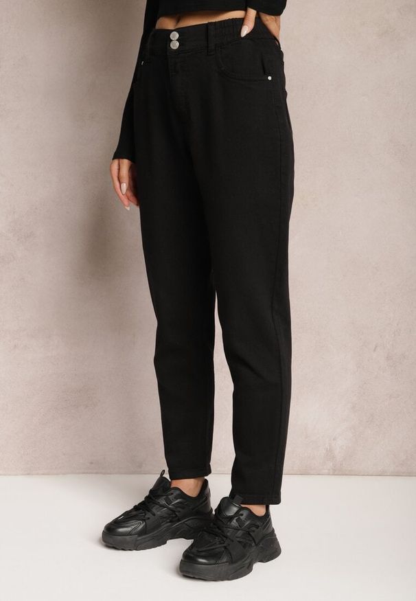 Renee - Czarne Jeansy Mom Fit z Wysokim Stanem i Gumką w Pasie Yvona. Okazja: na co dzień. Stan: podwyższony. Kolor: czarny. Styl: klasyczny, casual, elegancki