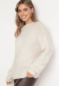 Born2be - Jasnobeżowy Sweter o Klasycznym Prostym Kroju z Domieszką Wełny i Wiskozy Sezisya. Okazja: na co dzień. Kolor: beżowy. Materiał: wiskoza, wełna. Długość rękawa: długi rękaw. Długość: długie. Wzór: aplikacja. Sezon: zima, jesień. Styl: klasyczny