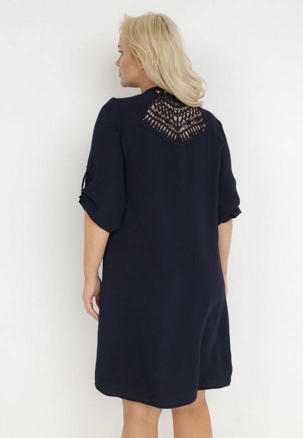 Born2be - Granatowa Sukienka Meganie. Kolekcja: plus size. Kolor: niebieski. Materiał: koronka. Długość rękawa: długi rękaw. Wzór: gładki, koronka. Typ sukienki: dla puszystych. Styl: elegancki. Długość: midi