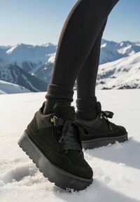 Born2be - Czarne Sznurowane Sneakersy na Grubej Podeszwie z Futerkiem Vaitaly. Kolor: czarny. Materiał: futro. Obcas: na platformie #1