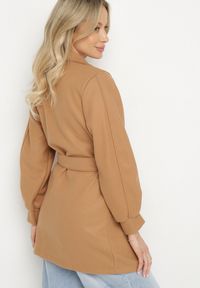 Born2be - Ciemnobeżowy Płaszcz z Wiązanym Paskiem i Bufiastym Rękawem Imgrucu. Typ kołnierza: kołnierzyk stójkowy. Kolor: beżowy. Materiał: jeans, tkanina. Długość: długie. Sezon: jesień, wiosna #5
