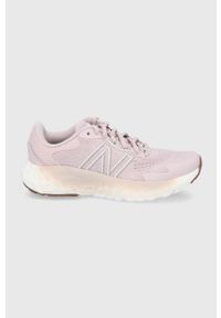 New Balance Buty WEVOZCN1 kolor różowy na płaskiej podeszwie. Nosek buta: okrągły. Zapięcie: sznurówki. Kolor: różowy. Materiał: guma. Obcas: na płaskiej podeszwie. Sport: fitness