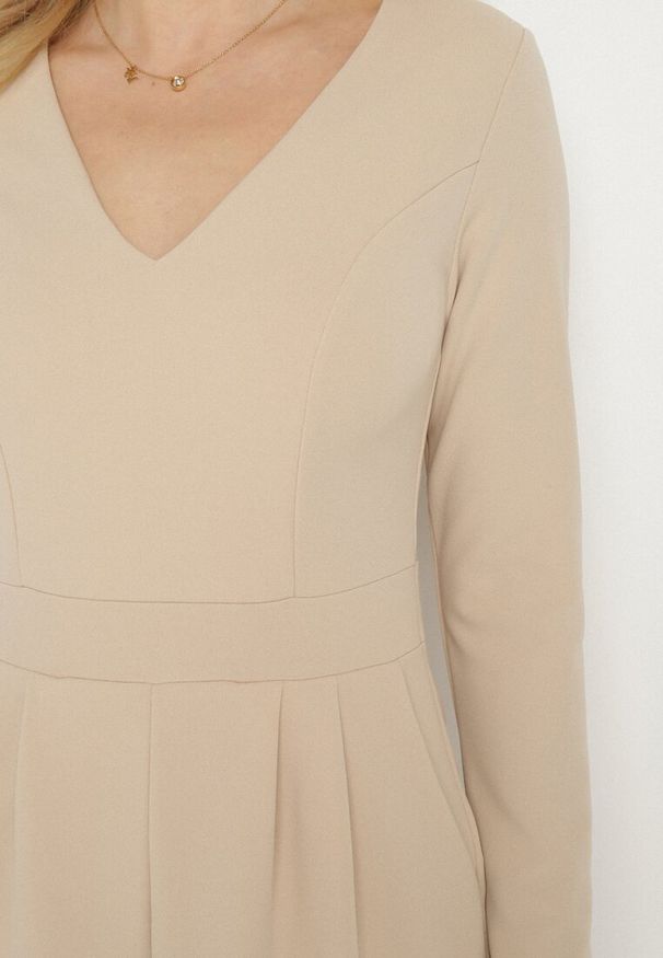 Born2be - Jasnobeżowy Kombinezon z Wiskozą z Dekoltem w Serek i Zakładkami Adivina. Okazja: na co dzień. Kolor: beżowy. Materiał: wiskoza. Długość rękawa: długi rękaw. Długość: krótkie. Styl: casual, elegancki