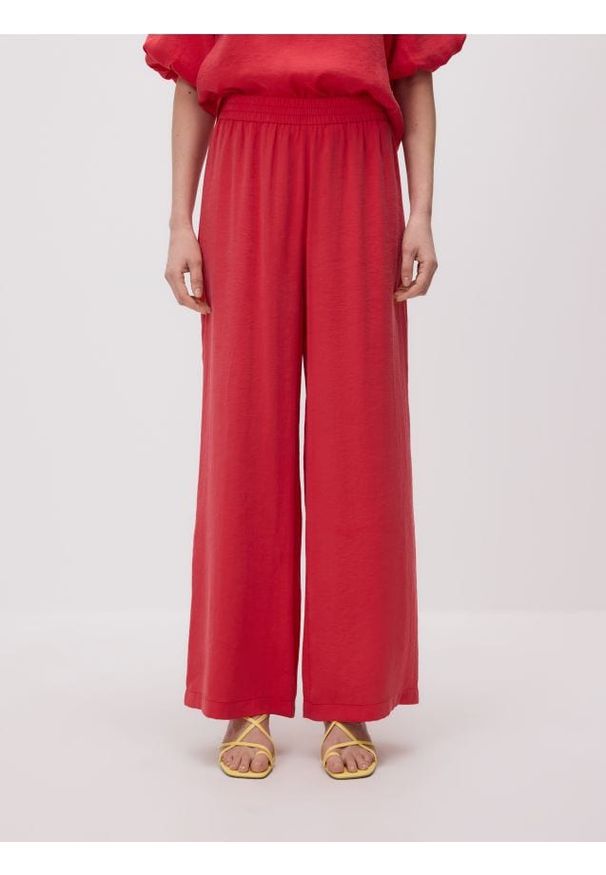 Reserved - Luźne spodnie z modalem - czerwony. Kolor: czerwony. Materiał: tkanina