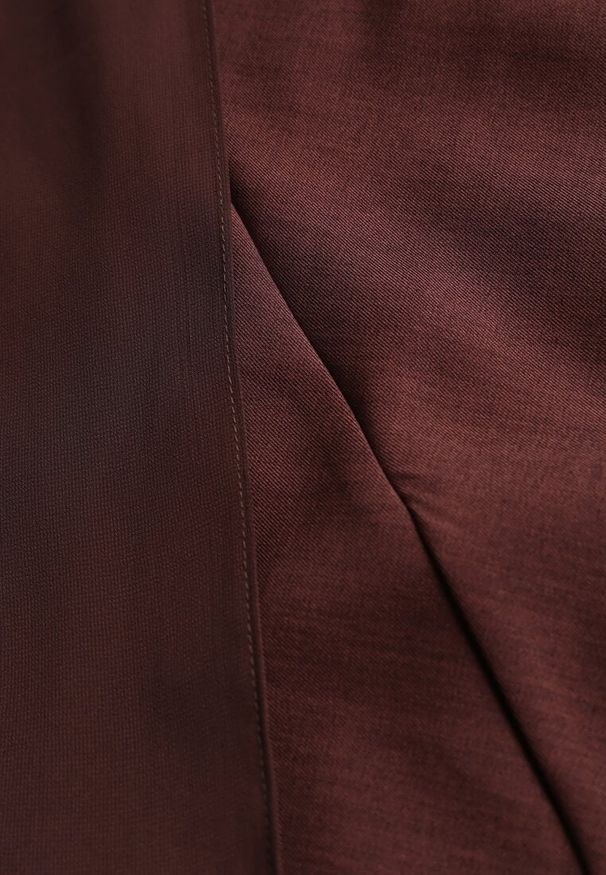 Born2be - Brązowa Koktajlowa Sukienka z Odkrytymi Ramionami i Dodatkowym Szalem Krynaya. Okazja: na imprezę. Kolor: brązowy. Długość rękawa: na ramiączkach. Typ sukienki: z odkrytymi ramionami. Styl: wizytowy