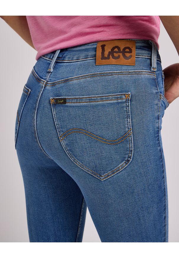 Lee - LEE DAMSKIE SPODNIE JEANSOWE FOREVERFIT INDIGO SPRINGS 112348936 L32S007972