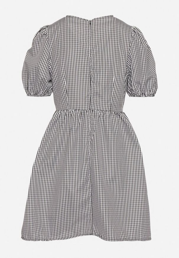 Born2be - Czarna Rozkloszowana Sukienka w Kratkę Vichy w Stylu Retro z Wiązaniem Telionea. Okazja: na co dzień. Kolor: czarny. Wzór: kratka. Typ sukienki: rozkloszowane. Styl: retro