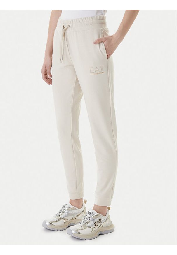 EA7 Emporio Armani Spodnie dresowe 8NTP66 TJ9RZ U1088 Beżowy Regular Fit. Kolor: beżowy. Materiał: syntetyk