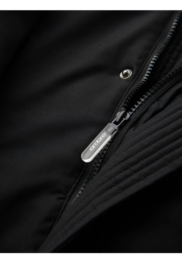Ombre Clothing - Długa sezonowa męska kurtka w stylu outdoorowym – czarna V1. Typ kołnierza: kaptur. Kolor: czarny. Materiał: guma, tkanina, poliester, materiał, syntetyk. Długość: długie. Wzór: aplikacja
