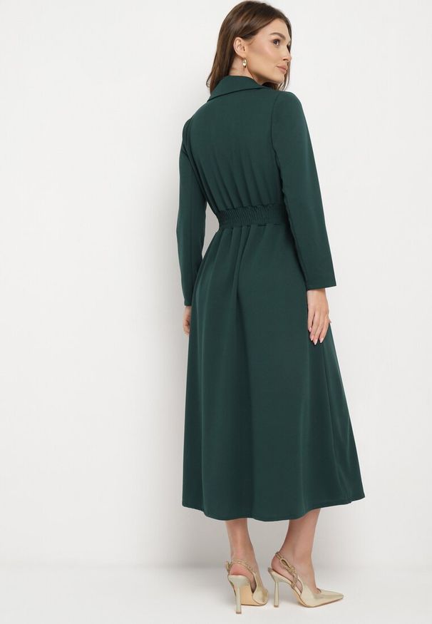 Born2be - Ciemnozielona Rozkloszowana Sukienka Midi z Kopertową Górą i Gumką w Pasie Ametis. Kolor: zielony. Typ sukienki: kopertowe. Długość: midi