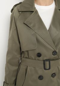 Born2be - Ciemnozielony Długi Płaszcz Trencz o Klasycznym Fasonie z Paskiem Nasde. Okazja: na co dzień. Kolor: zielony. Materiał: jeans. Długość: długie. Styl: klasyczny #7