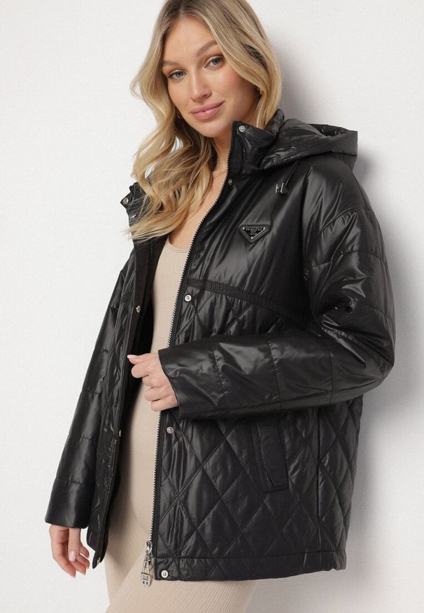 Born2be - Czarna Kurtka Pikowana z Odpinanym Kapturem i Aplikacją Sarlia. Okazja: na co dzień. Kolor: czarny. Materiał: jeans. Wzór: aplikacja. Styl: sportowy, casual, elegancki