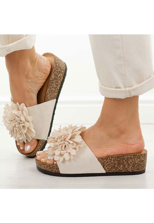 POTOCKI - Różowe klapki damskie Potocki 17300. Okazja: na spacer, na co dzień. Kolor: różowy. Materiał: zamsz. Wzór: aplikacja. Sezon: wiosna, lato. Obcas: na koturnie. Styl: casual, elegancki, klasyczny