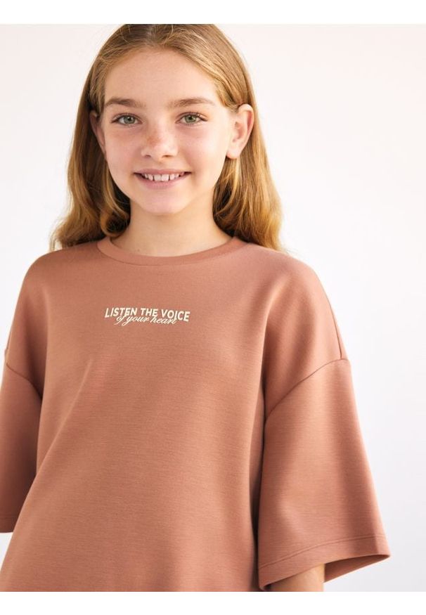 Reserved - T-shirt z haftem - brązowy. Kolor: brązowy. Materiał: tkanina. Wzór: haft