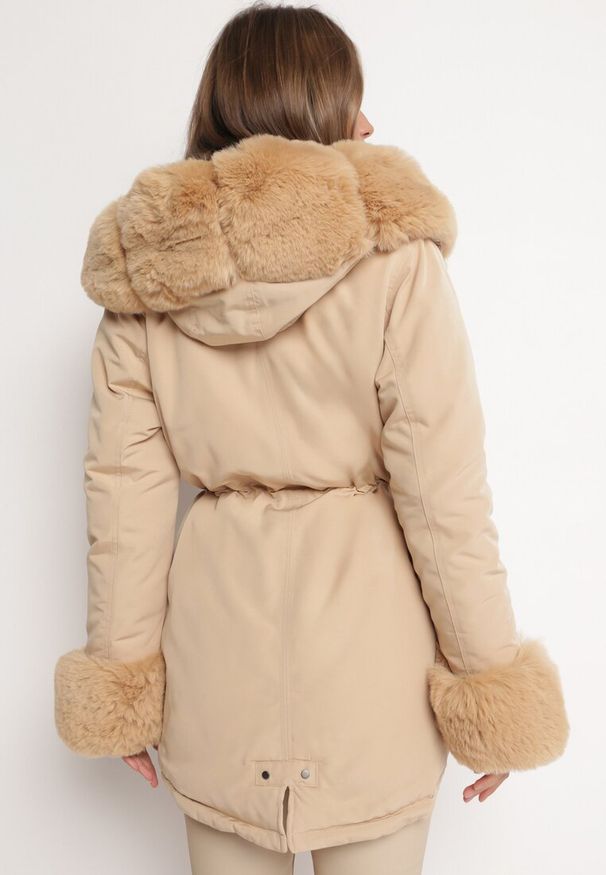 Born2be - Beżowa Kurtka Parka z Futerkiem i Ściągaczem Hegade. Kolor: beżowy. Materiał: futro. Wzór: aplikacja