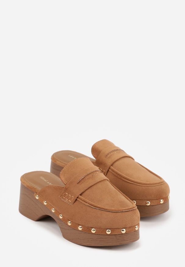 Renee - Jasnobrązowe Klapki Drewniaki o Fasonie Loafersów z Ozdobnymi Nitami Sargita. Okazja: na co dzień. Kolor: brązowy. Materiał: skóra. Wzór: haft. Styl: casual, elegancki