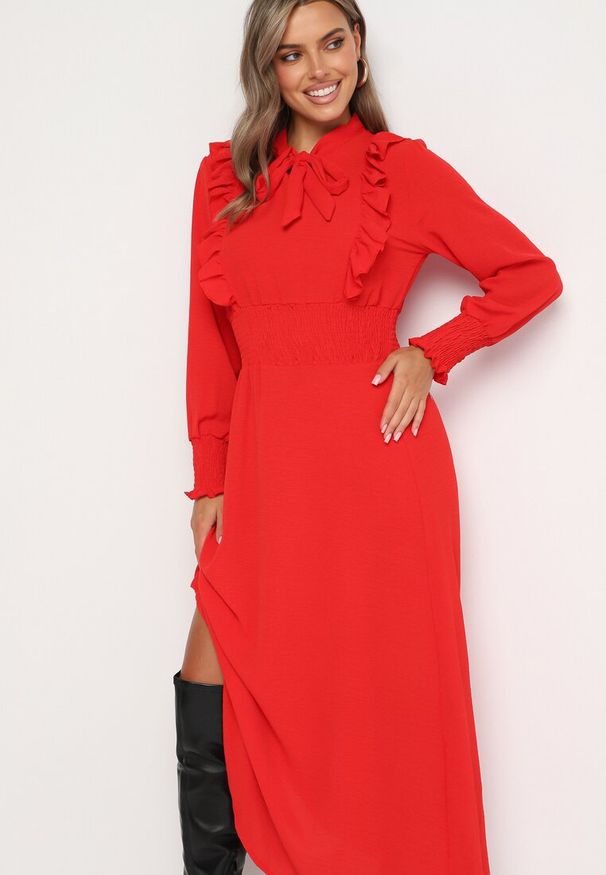 Born2be - Czerwona Rozkloszowana Sukienka Maxi Wiązana przy Dekolcie Ozdobiona Falbankami Nuteki. Typ kołnierza: kołnierz z falbankami. Kolor: czerwony. Wzór: aplikacja. Styl: elegancki. Długość: maxi