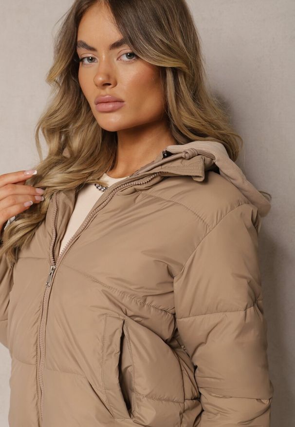 Renee - Ciemnobeżowa Kurtka Pikowana Wykończona Kapturem Aviatoria. Okazja: do pracy, na co dzień. Kolor: beżowy. Materiał: jeans. Styl: casual, elegancki